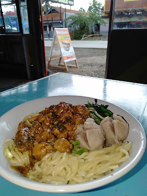 Bakso urat dan mie ayam ceker bos muda