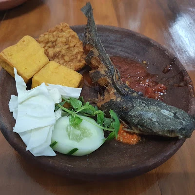 Warung Nasi Goreng - Pecel Lele Mas Ebon M.J