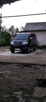 Cutik Njundal, salon mobil