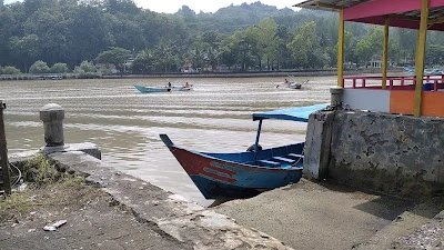 Perahu pariwisata pantai congot jetis