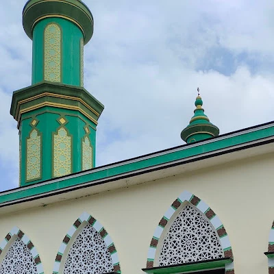 Pondok Pesantren Nurul Hidayah Siwarni, Bogangin, Sumpiuh, Jawa Tengah diasuh oleh K.H. Ja’far Shodiq