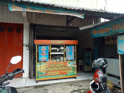Mie ayam dan gorengan ibu nining bumiayu