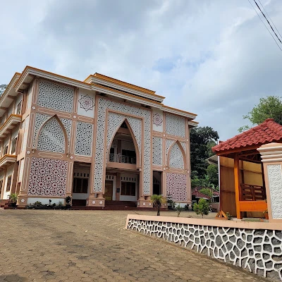 Pondok Pesantren Putri Al Burdah