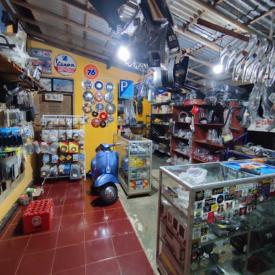 IVAN SCOOT VESPA GARAGE