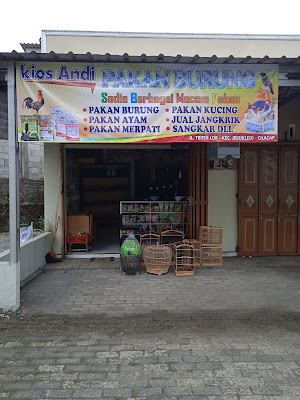 Kios Andi pakan burung