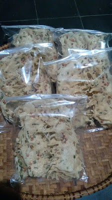 KRIPIK PISANG DAN PEYEK IBU BIDIN