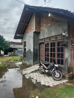 Mb Cici Emas dan baju