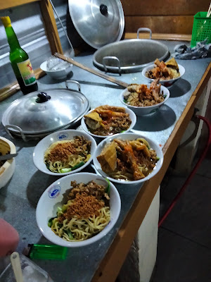 Mie ayam babak belur Bu astati