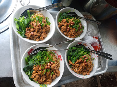 MIE AYAM & PECEL LELE CAH MBAREP
