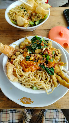 Mie Ayam Pojok Gang Mawar