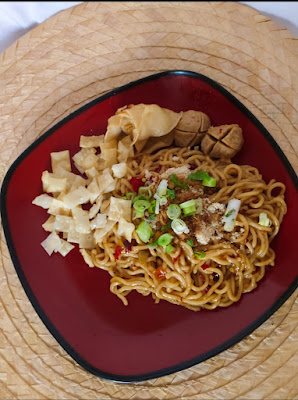 Mie jebew dan wonton jambusari warung si kembar