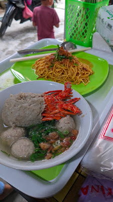 mie yamin rica-rica bakso lobster