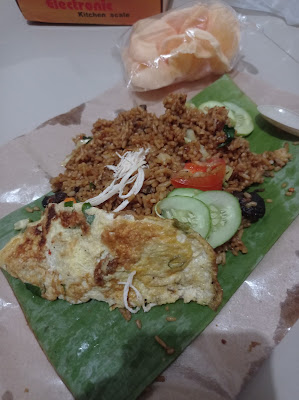 Nasi goreng, mie, kewetiau & ayam kremes LAKA PADANE