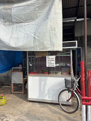 Nasi uduk, rames, gorengan, dan soto bu Etik
