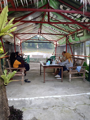 Ngopi pinggir lepen