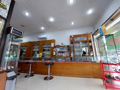 Optik Budhi Putra spesialis kacamata progresif dan softlens center