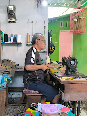 Penjahit Pak Sukir (Mari Taylor)