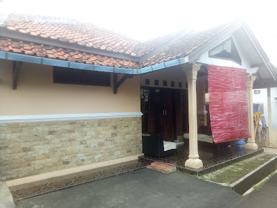 PUTRI ANGGUN BUSANA