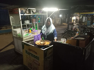 Rian Sosis Seafood panggang dan tom yum