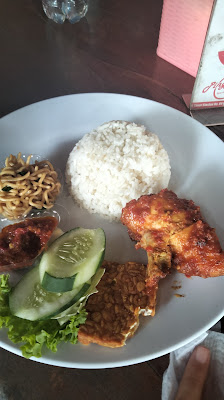 Rumah makan Pinggir Rel