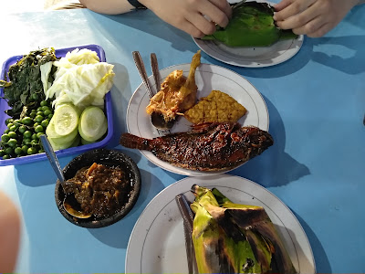 Rumah Makan Tenda Biru