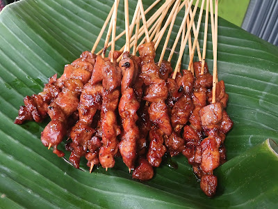 Sate ayam dan ayam goreng Podomoro