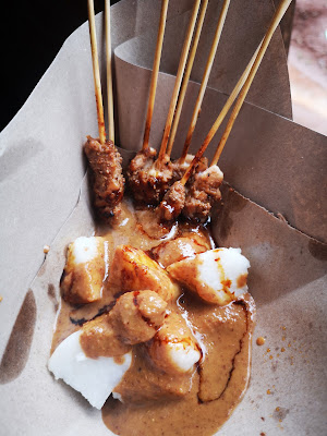 Sate ayam dan cemilan