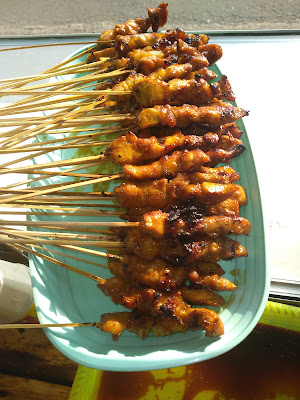 Sate ayam om heri dan mendoan anget