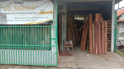 Toko kayu UD SADIRIN produksi kusen pintu jendela meja kayu