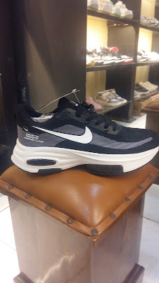 Toko sepatu daiso