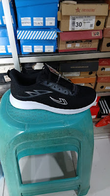Toko sepatu pak lupi
