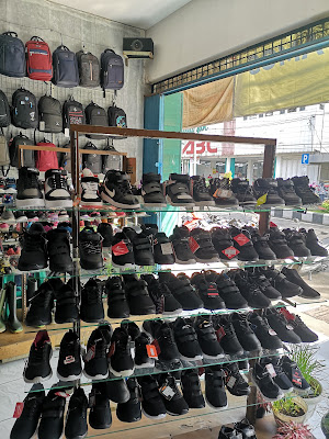 Toko Sepatu & Tas Amos