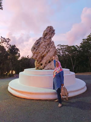 Tugu Karang Bolong