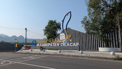 Tugu Selamat Datang "Kabupaten Cilacap"