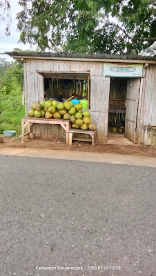 Warung es kelapa muda lapangan caduk
