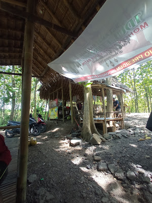 Warung Es Kelapa Muda Mendoan
