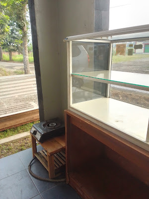 Warung kopi dan bensin eceran