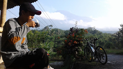 WARUNG KOPI DAN MENDOAN NINI SATIWEN