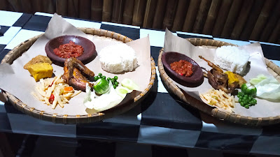 Warung Legok Bu Rusmini. (Nasi tampah)