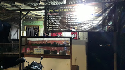 Warung lesehan pojok jembatan (el bayan)