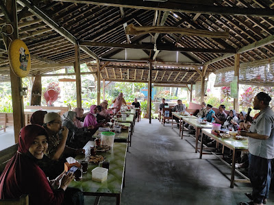 Warung Makan Dan Kios Bunga Nusa Indah