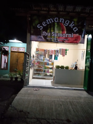 warung makanan kecil dan semangka