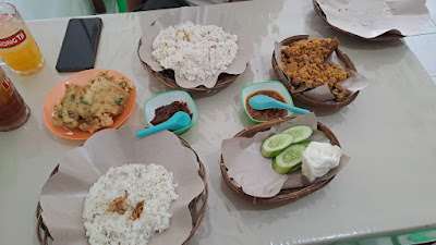 Warung Mamil, Spesial Soto Seger, Nasi Uduk, & Ayam Bakar