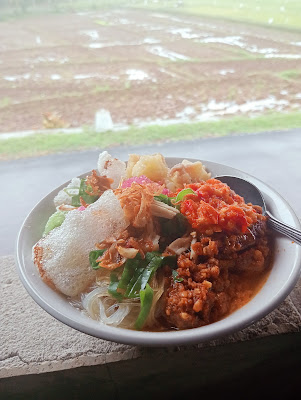 WARUNG SOTO AYAM BU LEMI TEPI SAWAH
