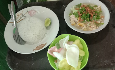 Warung Teh Ratna,Nasi ayam cabai ijo,kupat tahu bandung.