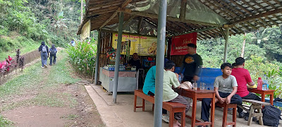 Warung Tengah Alas Mak Itti (kopi dan pecel)