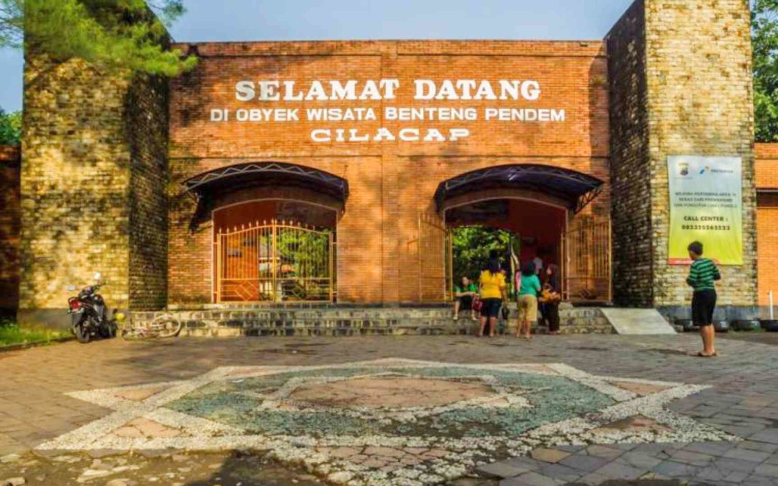 Why Two Bakso Vendors Behind Benteng Pendem Never Queue?
